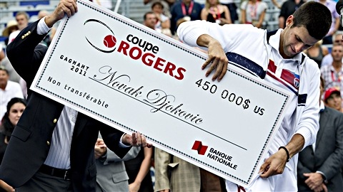 Novak Djokovic avec son chèque