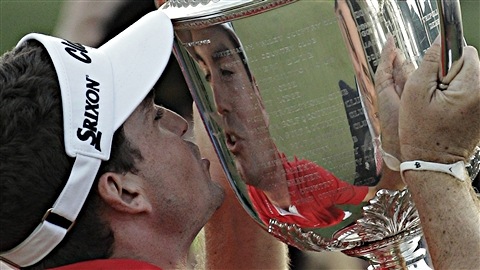 Keegan Bradley embrasse le trophée.