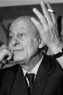 René Lévesque affirme à la presse qu'il maintient ses choix politique, le 23 novembre 1984.