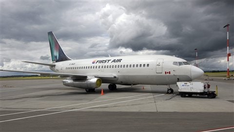 Un Boeing 737 de la compagnie First Air à l'aéroport d'Edmonton qui se prépare à s'envoler vers le Nunavut.