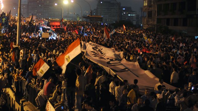 Des manifestants égyptiens devant l'ambassade d'Israël au Caire.