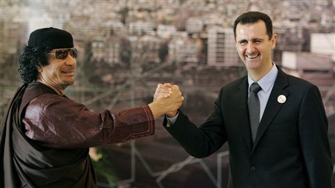 Le Guide de la révolution syrienne, Mouammar Kadhafi, et le président syrien Bachar Al-Assad, lors d'un sommet des pays arabes tenu en 2008, à Damas.
