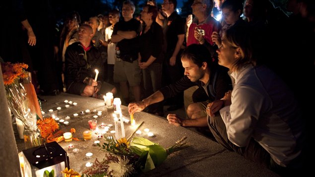 Personnes rassemblées à Montréal pour rendre hommage à Jack Layton