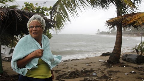 Une femme se prépare à l'arrivée de l'ouragan Irène en République dominicaine, le 22 août 2011.