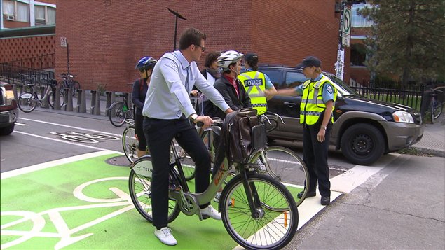 Des policiers du SPVM au sas vélo