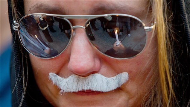 Kathee Reichennek a rendu hommage « à sa façon » à Jack Layton, à Vancouver, lors d'une vigile à la mémoire du chef néo-démocrate.