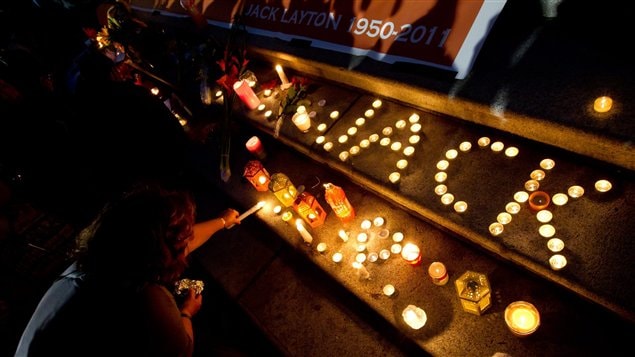Des centaines de personnes se sont rassemblées à Vancouver pour rendre hommage à Jack Layton.