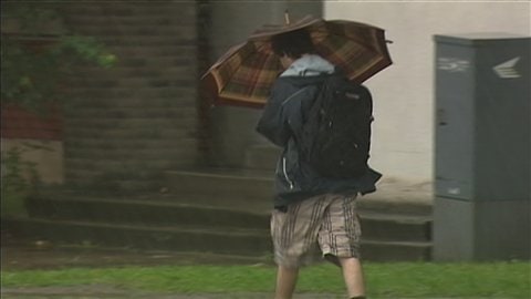 110828_6q8ol_irene-pluie-parapluie_8.jpg