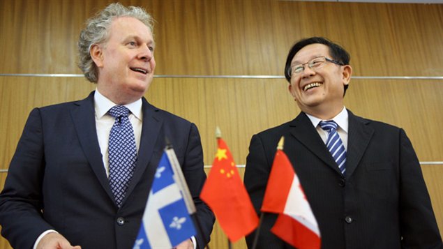 Le premier ministre du Québec, Jean Charest, et le ministre de la Science et de la Technologie de la République populaire de Chine, Wan Gang, lors du renouvellement de l'entente en science et technologie (29 août 2011)