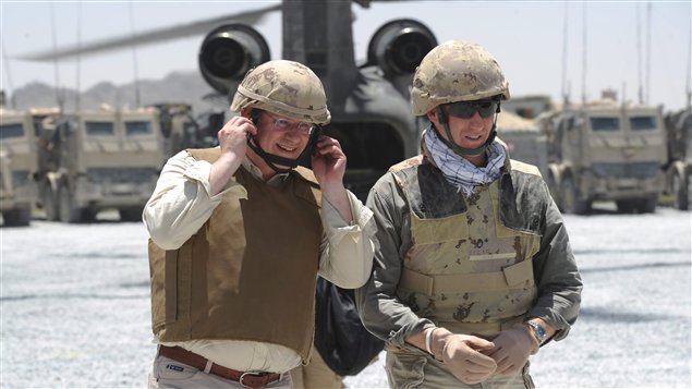 Le premier ministre Stephen Harper et le ministre de la Défense Peter MacKay, lors d'une visite en Afghanistan, le 30 mai.