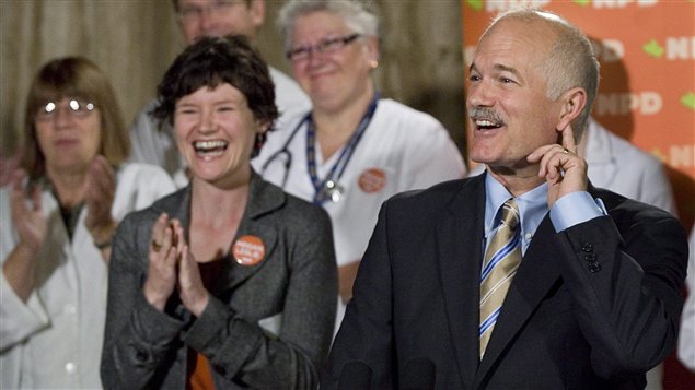 Megan Leslie, al lado del difunto líder del NPD, Jack Layton, en septiembre 2008.