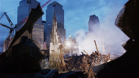 Le World Trade Center, deux semaines après les attaques.