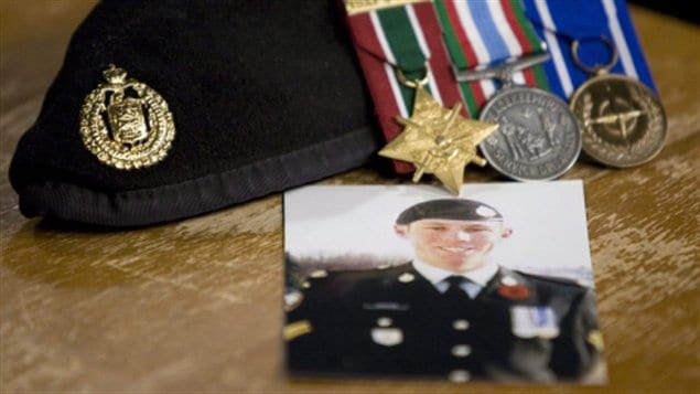 Le caporal Stuart Langridge s'est suicidé le 15 mars 2008. Sa mère tente désespérément d'obtenir des réponses depuis