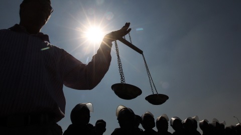 Un Égyptien réclame justice à l'extérieur du tribunal où se tient le procès Moubarak.