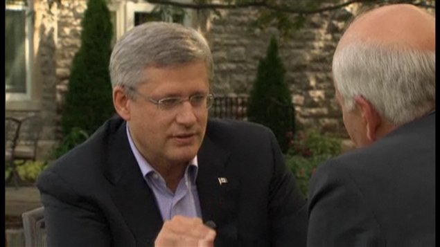 Le premier ministre du Canada, Stephen Harper, en entrevue avec le chef d'antenne de CBC, Peter Mansbridge