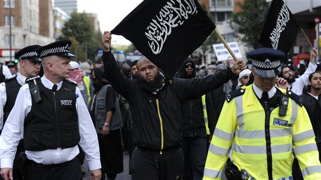 Des manifestants islamistes à Londres sont escortés par des policiers.