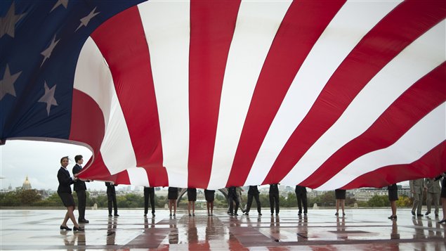 Des étudiants français déposent un immense drapeau américain devant le Trocadéro, à Paris.