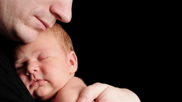 Le Québec avec son Régime québécois d'assurance parentale (RQAP) est une figure de proue en Amérique du Nord en matière de congé de paternité qui peut atteindre dans cette province une durée de 5 semaines. 