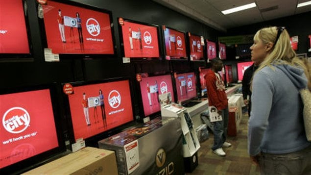Televisores en venta en una tienda en Canadá.