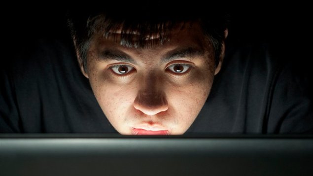 Un homme devant un écran d'ordinateur