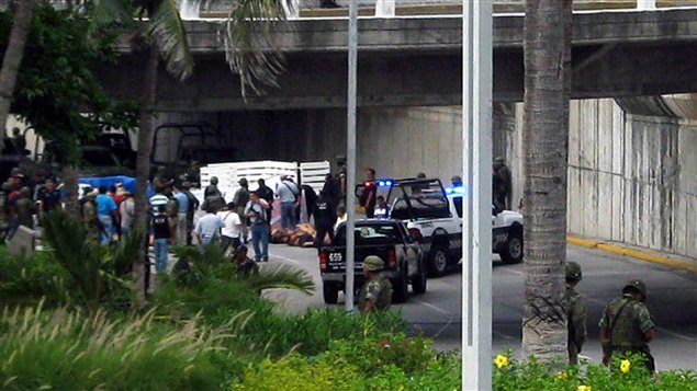 La violencia y los homicidios siguen causando dolores de cabeza a los gobienros latinoamericanos. En la foto: el descubrimiento de 35 cadáveres en Bocal del Rio, México.