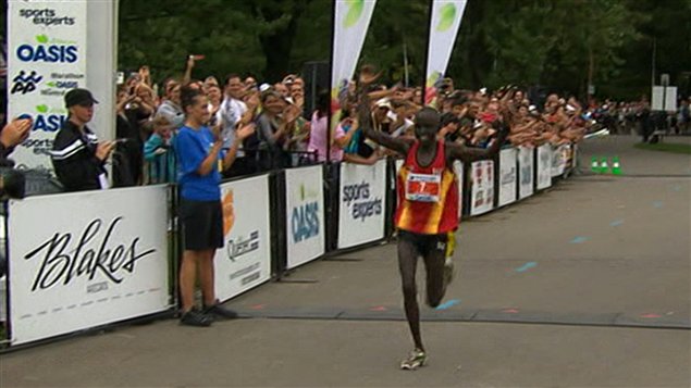 Le Kényan Luka Kipkemoi Chelimo sur la ligne d'arrivée