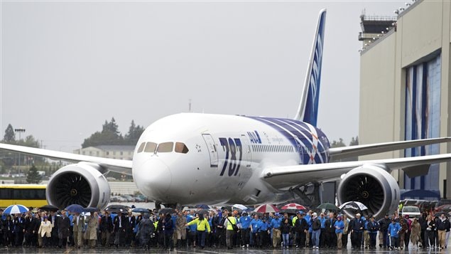 Des employés de Boeing devant le premier avion 787 Dreamliner, à Everett dans l'État de Washington.