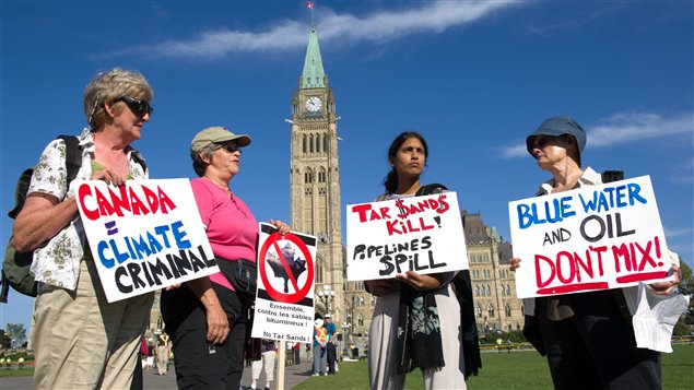 Des centaines de manifestants protestent contre l'exploitation des sables bitumineux à Ottawa. (Archives)