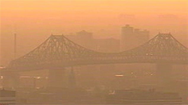 Un épisode de smog à Montréal (archives). La pollution en période de canicule est la cause de nombreuses crises cardiaques.