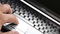 Une main tape sur le clavier d'ordinateur