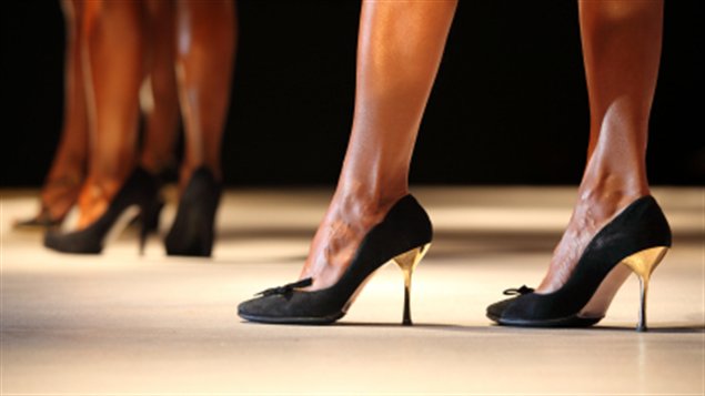 Des femmes en talons hauts