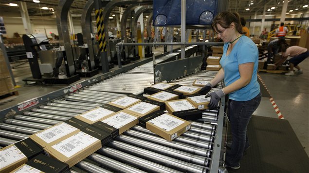 Employée d’Amazon dans un entrepôt américain de l’entreprise
