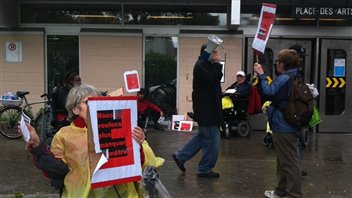 Des manifestants à la station de métro Place-des-Arts