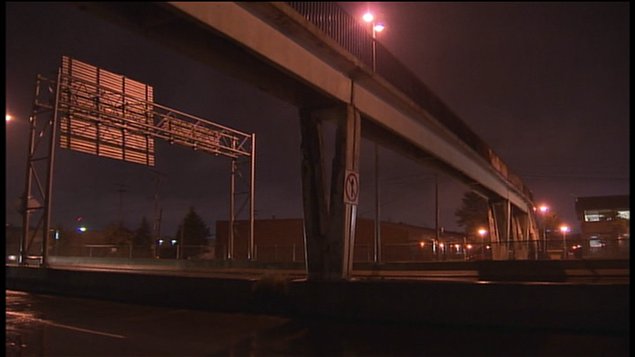 Passerelle piétonne au dessus de l'autoroute 520