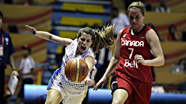 Marina Cava, de l'Argentine, et la Canadienne Courtnay Pilypaitis se battent pour le contrôle du ballon.