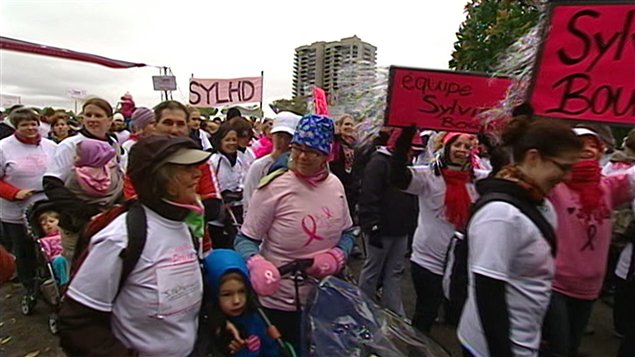 Des marcheurs participent à la Course à la vie à Québec.