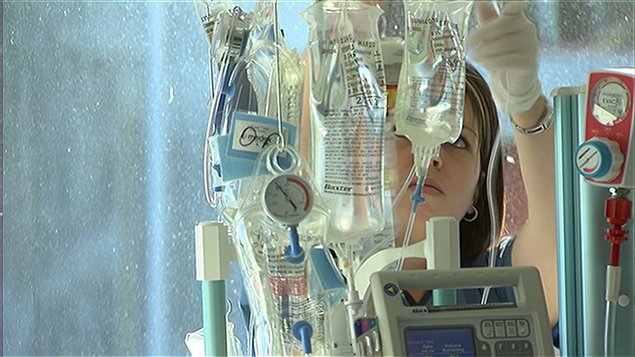 Une infirmière ajuste des solutés