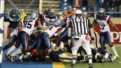 Les Alouettes arrêtent les Blue Bombers à la ligne des buts.