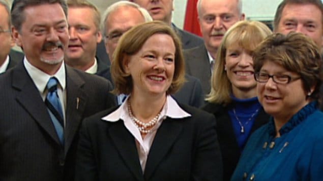La première ministre l'Alberta, Alison Redford, entourée de membres de son caucus