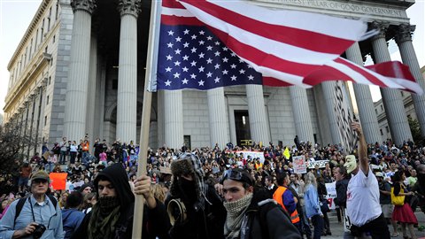 Des milliers de personnes manifestent près de Wall Street, le 5 octobre 2011.