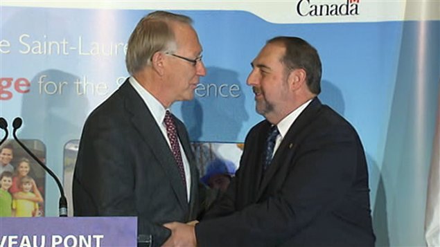 Le maire de Montréal, Gérald Tremblay, serre la main au ministre fédéral des Transports, Denis Lebel.