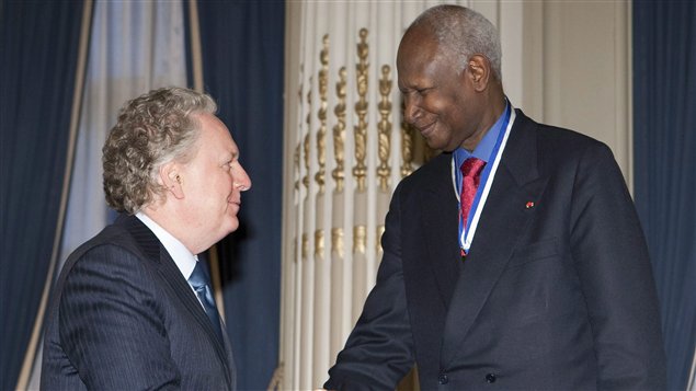 Jean Charest et le secrétaire général de la Francophonie, Abdou Diouf, lors d'une cérémonie en février 2011.
