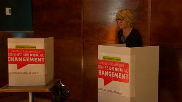 Une Française exerce son droit de vote au consulat général de France à Montréal