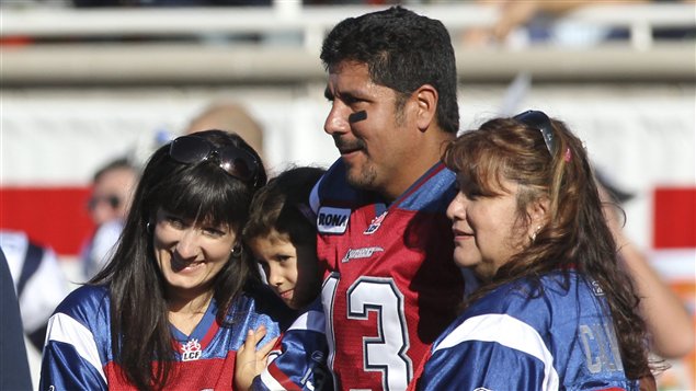 Anthony Calvillo entouré de sa famille.