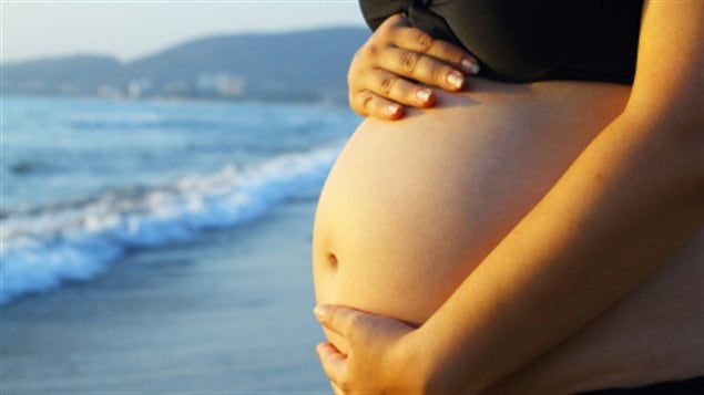 Femme enceinte à la plage