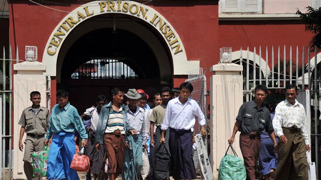 Des détenus quittent la prison de Rangoon après avoir été libérés par le gouvernement du Myanmar, le 12 octobre 2011.