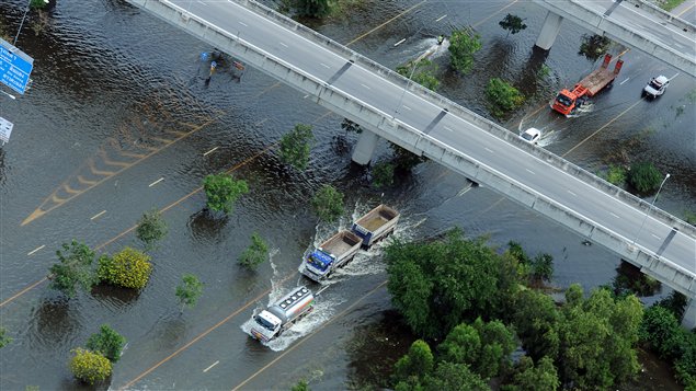 Une autoroute inondée dans la province de Pathum Thani, au nord de Bangkok