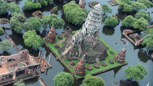 Un temple entouré par les eaux dans la ville d'Ayutthaya, au nord de Bangkok