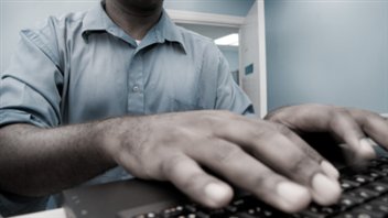 Un homme utilise un ordinateur