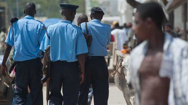 Des policiers kényans patrouillent dans la ville de Lamu.